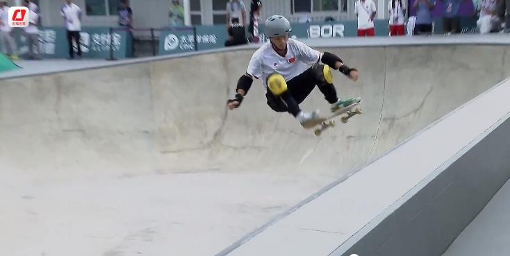 杭州亚运会男子滑板碗池冠军：15岁陈烨凭高难度