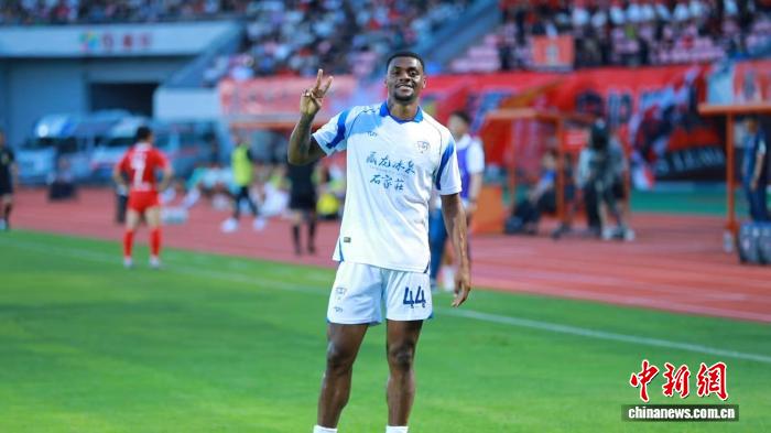 中甲赛场惊现暖心一幕：外援冈萨雷斯紧急救助