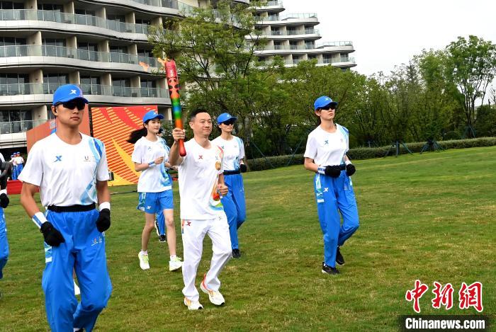 成都大运会火炬传递收官 东安湖体育公园完成收