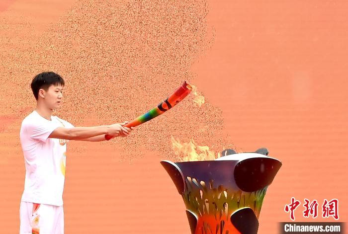 成都大运会火炬传递收官 东安湖体育公园完成收