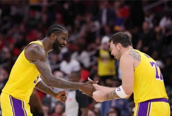 湖人内线防守核心艾顿转型专注防守助力球队六