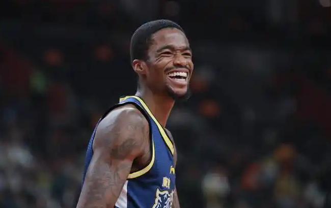 萨姆纳膝盖出血伤退 广东男篮暂不裁人盼康复回