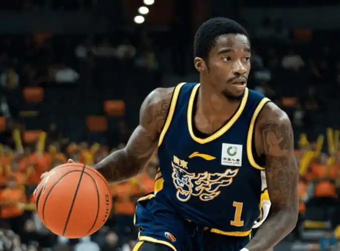 萨姆纳膝盖出血伤退 广东男篮暂不裁人盼康复回